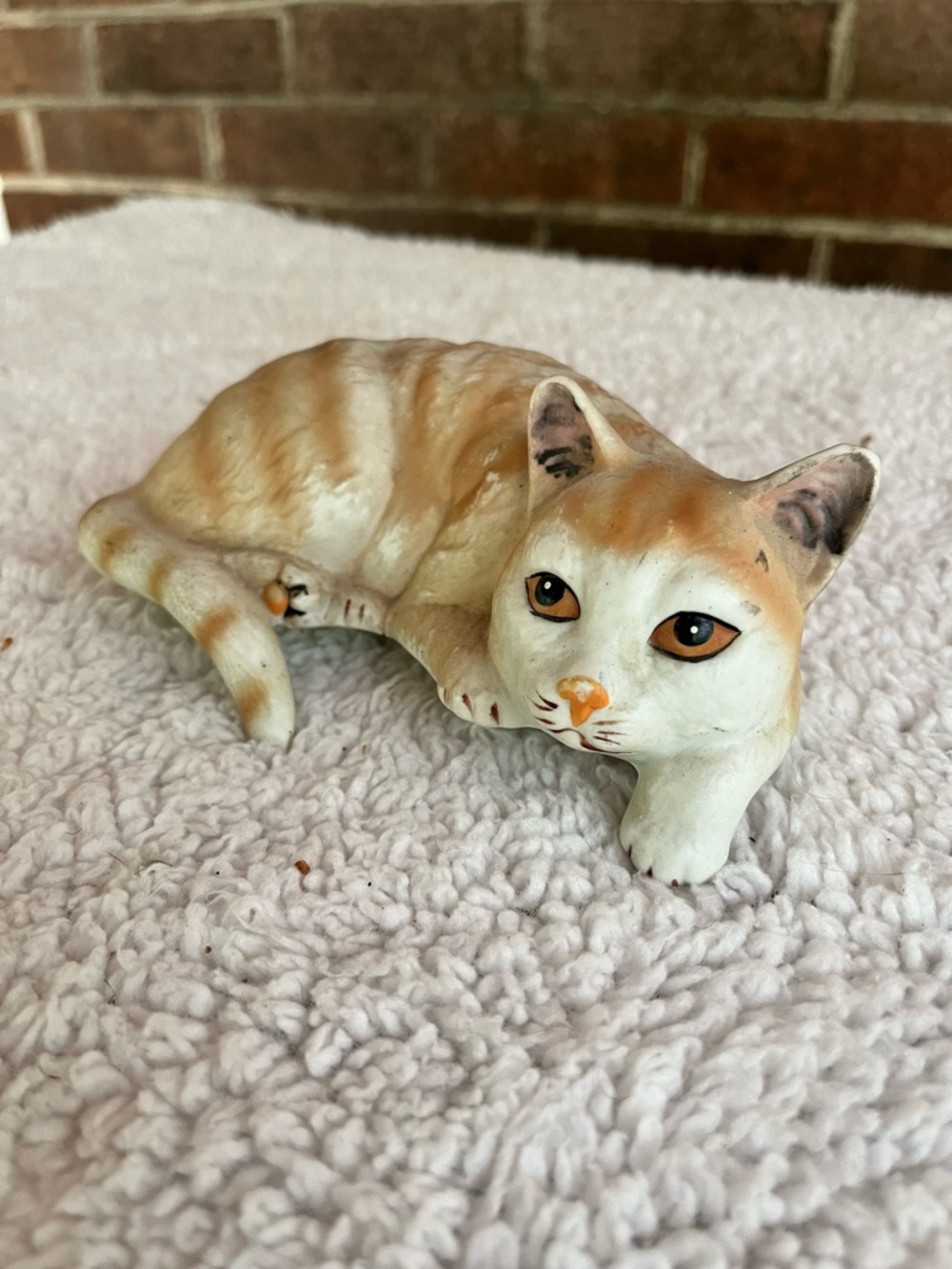 Vintage Tabby Cat Resting & Watching Shelf Sitter Ceramic Figurine Yellow Eyes - Picture 3 of 7